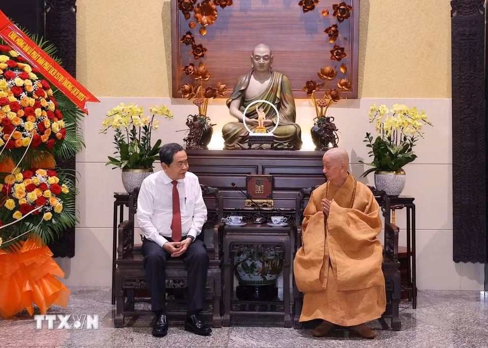 Chủ tịch Quốc hội Trần Thanh Mẫn thăm, chúc mừng Đại lão hòa thượng Thích Trí Quảng, Đức Pháp chủ Hội đồng Chứng minh Giáo hội Phật giáo Việt Nam. (Ảnh: Văn Điệp/TTXVN)