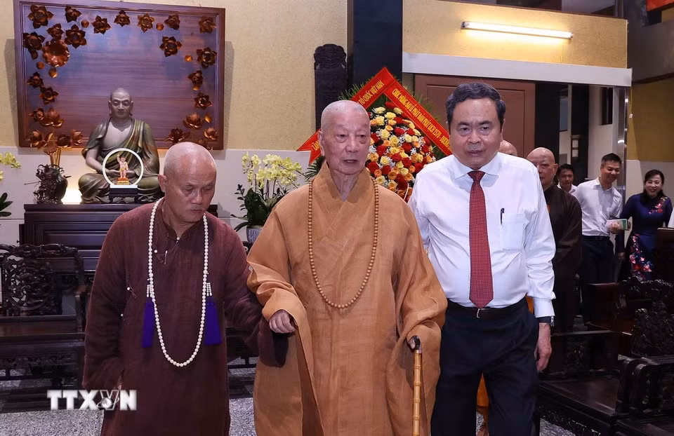 Chủ tịch Quốc hội Trần Thanh Mẫn thăm, chúc mừng Đại lão hòa thượng Thích Trí Quảng, Đức Pháp chủ Hội đồng Chứng minh Giáo hội Phật giáo Việt Nam. (Ảnh: Văn Điệp/TTXVN)