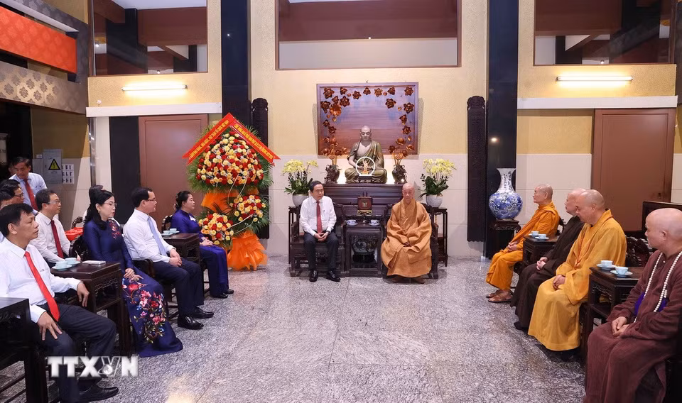 Chủ tịch Quốc hội Trần Thanh Mẫn thăm, chúc mừng Đại lão hòa thượng Thích Trí Quảng, Đức Pháp chủ Hội đồng Chứng minh Giáo hội Phật giáo Việt Nam. (Ảnh: Văn Điệp/TTXVN)