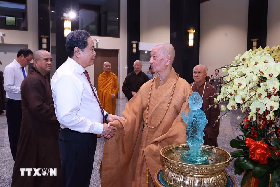 Chủ tịch Quốc hội Trần Thanh Mẫn thăm, chúc mừng Đại lão hòa thượng Thích Trí Quảng, Đức Pháp chủ Hội đồng Chứng minh Giáo hội Phật giáo Việt Nam. (Ảnh: Văn Điệp/TTXVN)