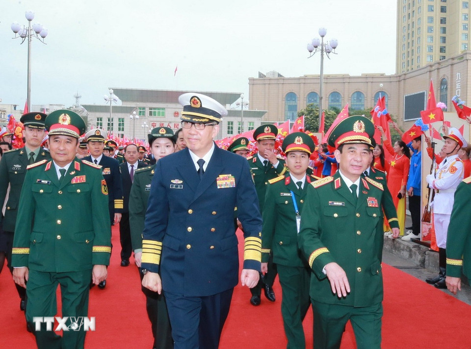 Đại tướng, Bộ trưởng Quốc phòng Phan Văn Giang và Thượng tướng, Bộ trưởng Quốc phòng Trung Quốc Đổng Quân tại Cửa khẩu quốc tế Móng Cái. (Ảnh: Trọng Đức/TTXVN)