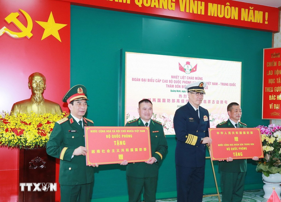 Bộ trưởng Quốc phòng Phan Văn Giang và Bộ trưởng Quốc phòng Trung Quốc Đổng Quân tặng quà cán bộ, chiến sỹ Đồn Biên phòng Trà Cổ. (Ảnh: Trọng Đức/TTXVN)
