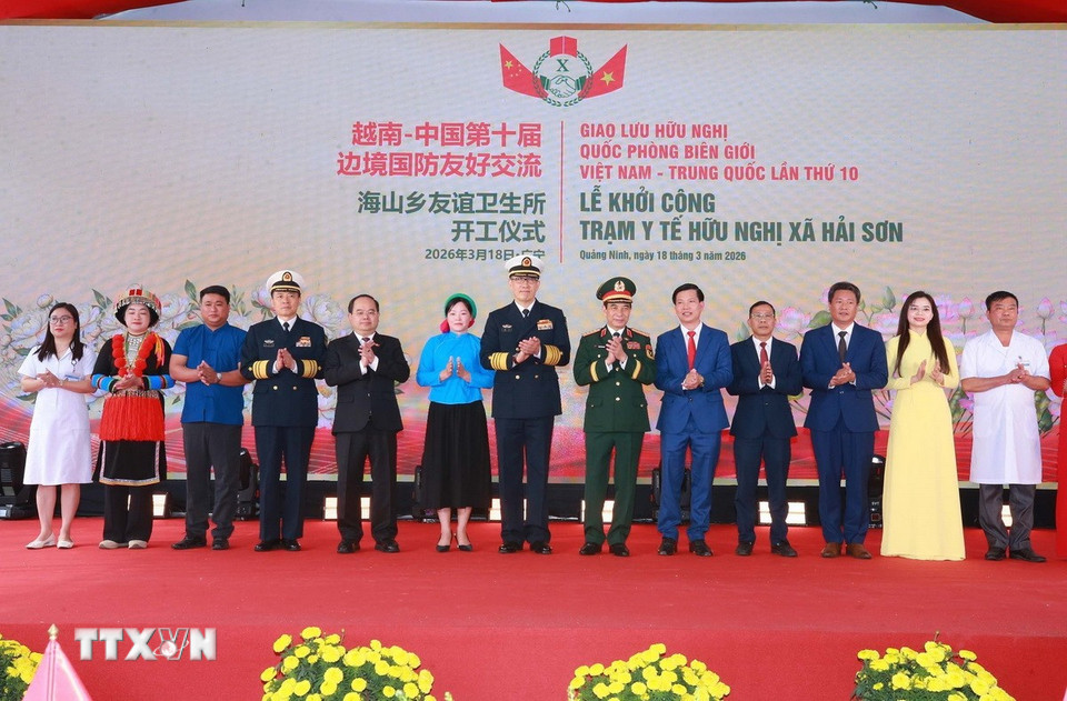 Học sinh trường THPT Trần Phú đón Đại tướng, Bộ trưởng Quốc phòng Phan Văn Giang và Thượng tướng, Bộ trưởng Quốc phòng Trung Quốc Đổng Quân và các đại biểu tại Lễ khởi công Trạm y tế hữu nghị xã Hải Sơn. (Ảnh: Trọng Đức/TTXVN)