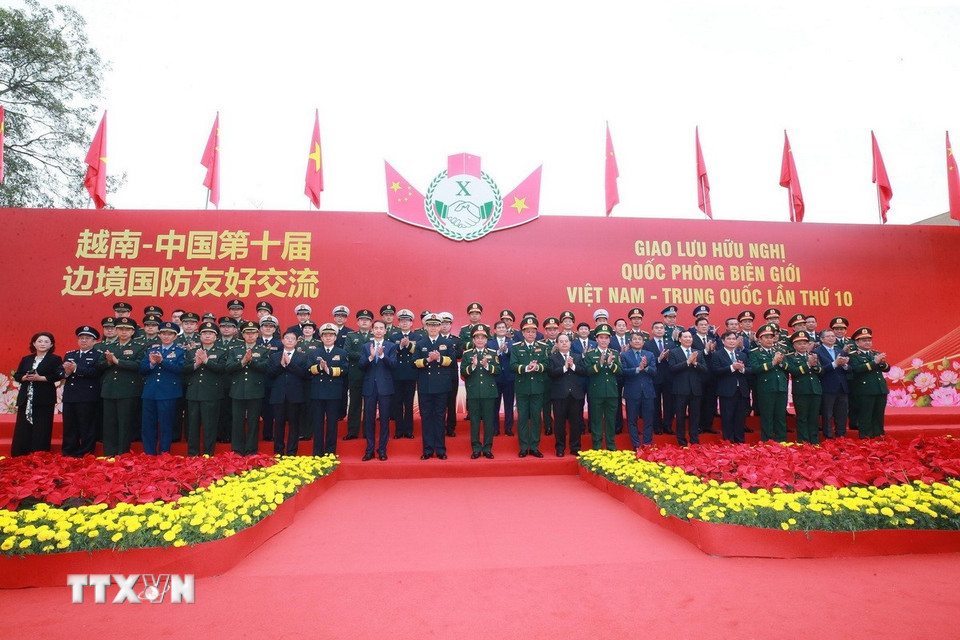 Đại tướng, Bộ trưởng Quốc phòng Phan Văn Giang, Thượng tướng, Bộ trưởng Quốc phòng Trung Quốc Đổng Quân và quan chức Quốc phòng hai nước tại Cửa khẩu quốc tế Móng Cái. (Ảnh: Trọng Đức/TTXVN)