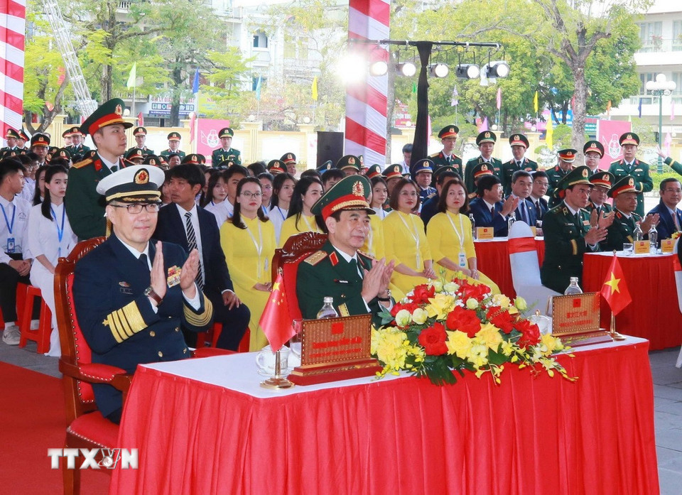 Bộ trưởng Quốc phòng Phan Văn Giang và Bộ trưởng Quốc phòng Trung Quốc Đổng Quân thăm trường THPT Trần Phú. (Ảnh: Trọng Đức/TTXVN)