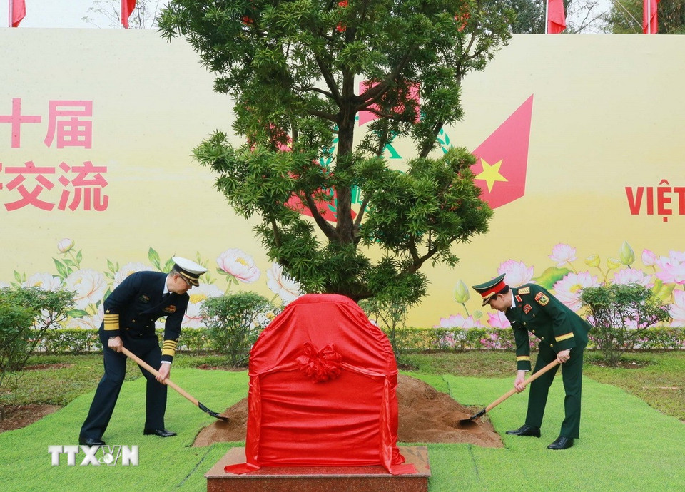 Đại tướng, Bộ trưởng Quốc phòng Phan Văn Giang và Thượng tướng, Bộ trưởng Quốc phòng Trung Quốc Đổng Quân trồng cây lưu niệm tại Cửa khẩu quốc tế Móng Cái. (Ảnh: Trọng Đức/TTXVN)