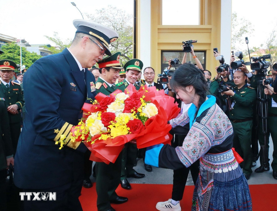 Học sinh Trường THPT Trần Phú đón Đại tướng, Bộ trưởng Quốc phòng Phan Văn Giang và Thượng tướng, Bộ trưởng Quốc phòng Trung Quốc Đổng Quân đến thăm trường. (Ảnh: Trọng Đức/TTXVN)