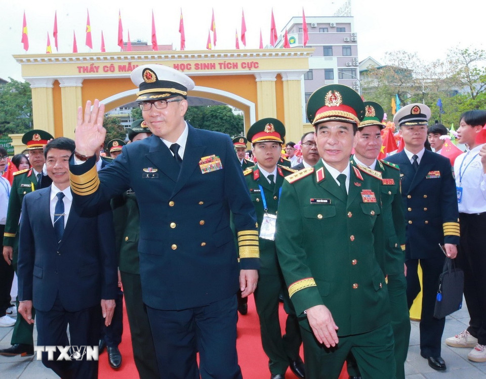 Đại tướng, Bộ trưởng Quốc phòng Phan Văn Giang và Thượng tướng, Bộ trưởng Quốc phòng Trung Quốc Đổng Quân thăm trường Trung học Phổ thông Trần Phú. (Ảnh: Trọng Đức/TTXVN)