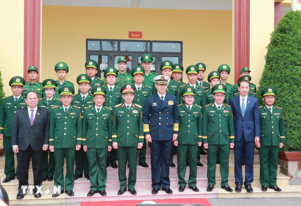 Bộ trưởng Quốc phòng Phan Văn Giang và Bộ trưởng Quốc phòng Trung Quốc Đổng Quân với cán bộ, chiến sỹ Đồn Biên phòng Trà Cổ. (Ảnh: Trọng Đức/TTXVN)