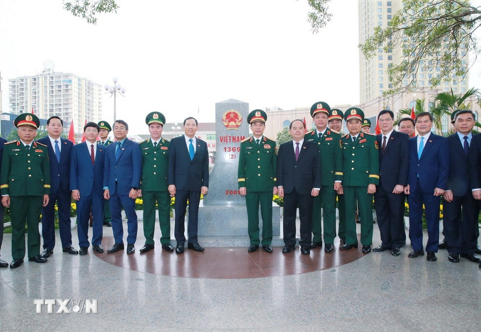 Đại tướng, Bộ trưởng Quốc phòng Phan Văn Giang và các đại biểu tham quan cột mốc 1369 tại Cửa khẩu Quốc tế Móng Cái. (Ảnh: Trọng Đức/TTXVN)