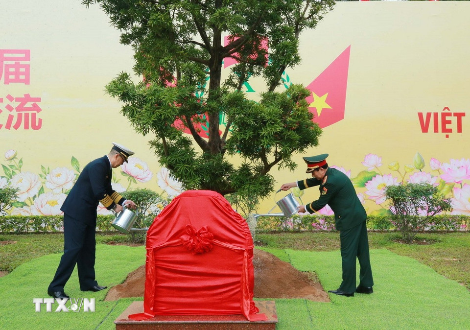 Đại tướng, Bộ trưởng Quốc phòng Phan Văn Giang và Thượng tướng, Bộ trưởng Quốc phòng Trung Quốc Đổng Quân trồng cây lưu niệm tại Cửa khẩu quốc tế Móng Cái. (Ảnh: Trọng Đức/TTXVN)