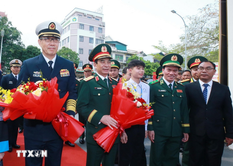 Học sinh Trường THPT Trần Phú đón Đại tướng, Bộ trưởng Quốc phòng Phan Văn Giang và Thượng tướng, Bộ trưởng Quốc phòng Trung Quốc Đổng Quân đến thăm trường. (Ảnh: Trọng Đức/TTXVN)