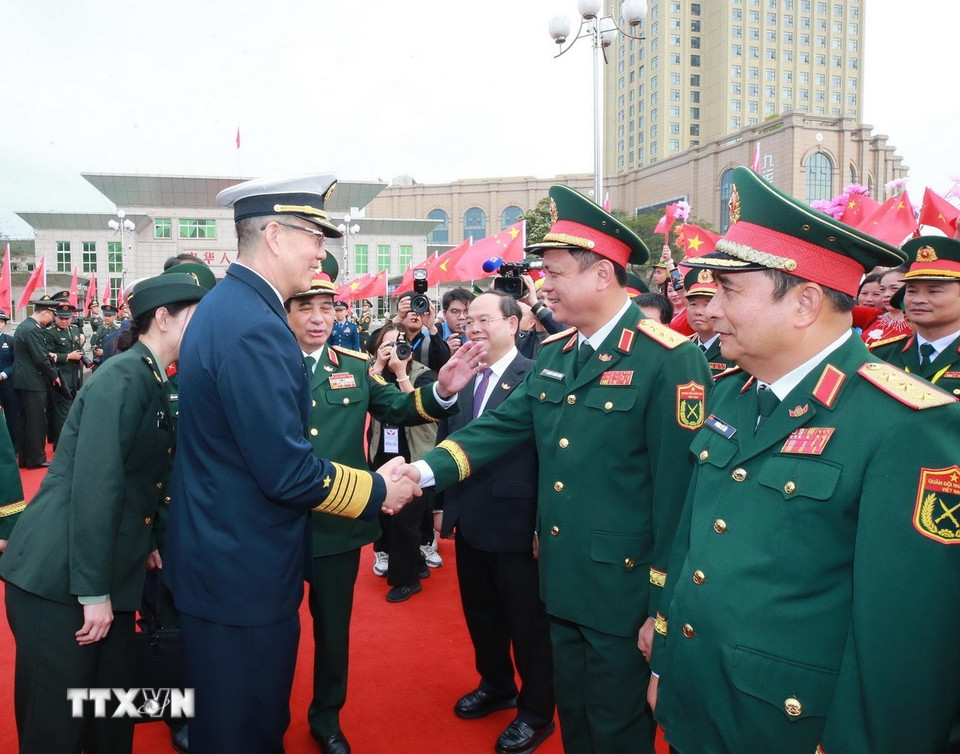 Đại tướng, Bộ trưởng Quốc phòng Phan Văn Giang, Thượng tướng, Bộ trưởng Quốc phòng Trung Quốc Đổng Quân và quan chức Quốc phòng Việt Nam tại Cửa khẩu quốc tế Móng Cái. (Ảnh: Trọng Đức/TTXVN)