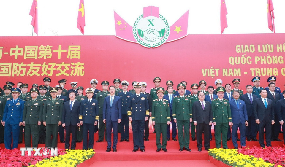 Đại tướng, Bộ trưởng Quốc phòng Phan Văn Giang, Thượng tướng, Bộ trưởng Quốc phòng Trung Quốc Đổng Quân và quan chức Quốc phòng hai nước tại Cửa khẩu quốc tế Móng Cái. (Ảnh: Trọng Đức/TTXVN)