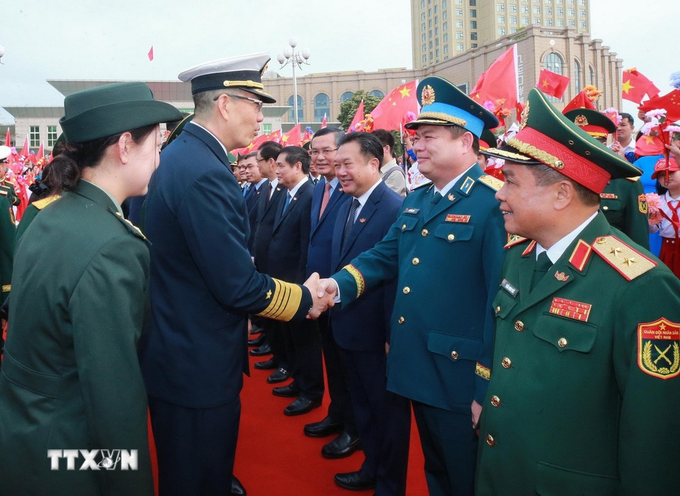 Đại tướng, Bộ trưởng Quốc phòng Phan Văn Giang, Thượng tướng, Bộ trưởng Quốc phòng Trung Quốc Đổng Quân và quan chức Quốc phòng Việt Nam tại Cửa khẩu quốc tế Móng Cái. (Ảnh: Trọng Đức/TTXVN)