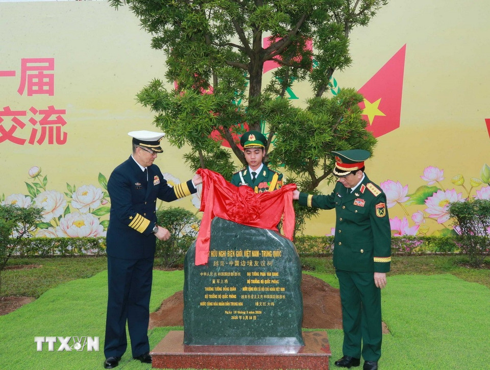 Đại tướng, Bộ trưởng Quốc phòng Phan Văn Giang và Thượng tướng, Bộ trưởng Quốc phòng Trung Quốc Đổng Quân trồng cây lưu niệm tại Cửa khẩu quốc tế Móng Cái. (Ảnh: Trọng Đức/TTXVN)