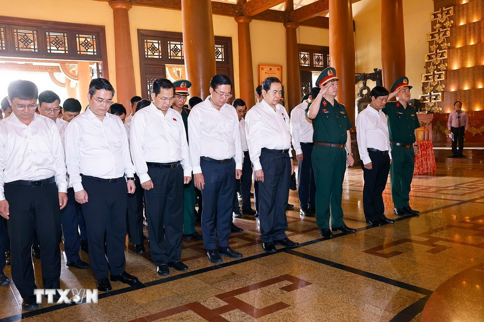 Chủ tịch Quốc hội Trần Thanh Mẫn dâng hoa, dâng hương tại Đền Tưởng niệm Liệt sỹ Bến Dược. (Ảnh: Doãn Tấn/TTXVN)