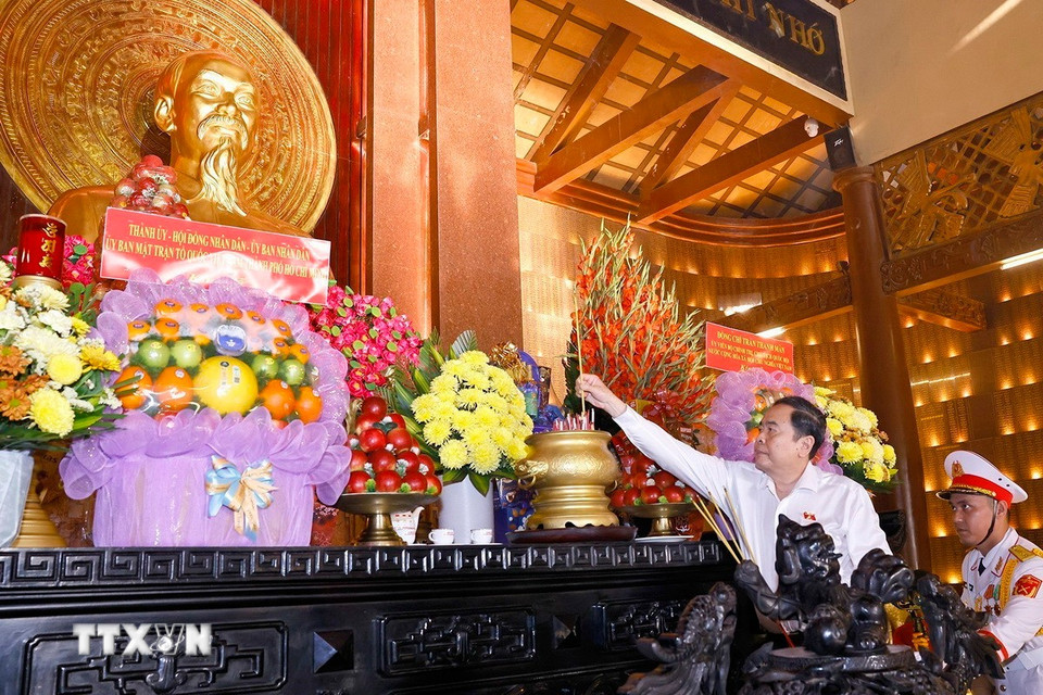 Chủ tịch Quốc hội Trần Thanh Mẫn dâng hoa, dâng hương tại Đền Tưởng niệm Liệt sỹ Bến Dược. (Ảnh: Doãn Tấn/TTXVN)