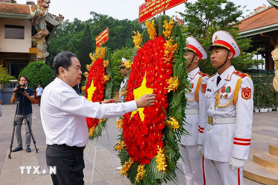Chủ tịch Quốc hội Trần Thanh Mẫn dâng hoa, dâng hương tại Đền Tưởng niệm Liệt sỹ Bến Dược. (Ảnh: Doãn Tấn/TTXVN)