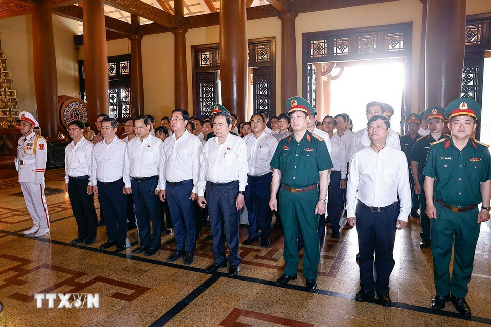 Chủ tịch Quốc hội Trần Thanh Mẫn dâng hoa, dâng hương tại Đền Tưởng niệm Liệt sỹ Bến Dược. (Ảnh: Doãn Tấn/TTXVN)
