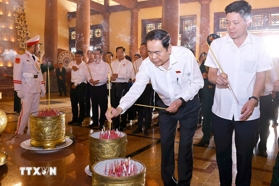 Chủ tịch Quốc hội Trần Thanh Mẫn dâng hoa, dâng hương tại Đền Tưởng niệm Liệt sỹ Bến Dược. (Ảnh: Doãn Tấn/TTXVN)