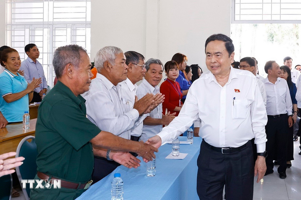 Chủ tịch Quốc hội Trần Thanh Mẫn với cử tri xã An Nhơn Tây. (Ảnh: Doãn Tấn/TTXVN)