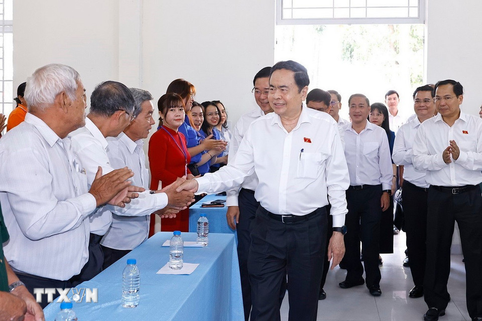 Chủ tịch Quốc hội Trần Thanh Mẫn với cử tri xã An Nhơn Tây. (Ảnh: Doãn Tấn/TTXVN)