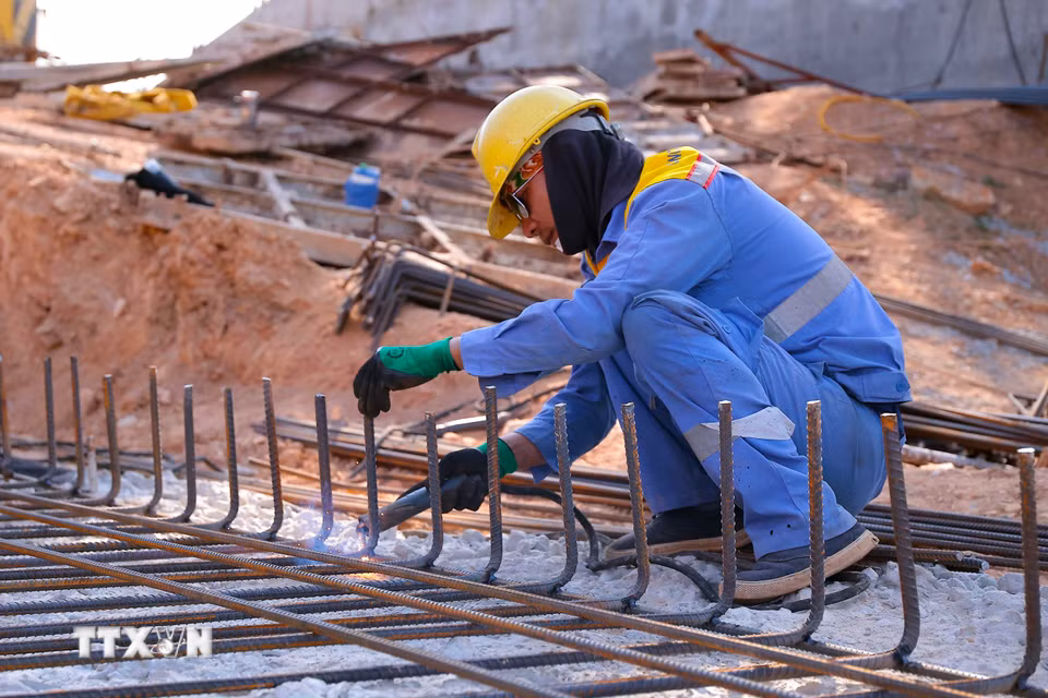 Những ngày này, Hà Tĩnh đang bước vào cao điểm nắng nóng với nền nhiệt ngoài trời nhiều thời điểm vượt trên 40 độ C. (Ảnh: Hữu Quyết/TTXVN)