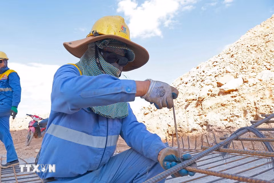 Thời tiết khắc nghiệt khiến điều kiện lao động ngoài trời trở nên vất vả, song tại nhiều công trường, nhà máy, người lao động vẫn nỗ lực bám việc để đảm bảo tiến độ sản xuất, thi công. (Ảnh: Hữu Quyết/TTXVN)