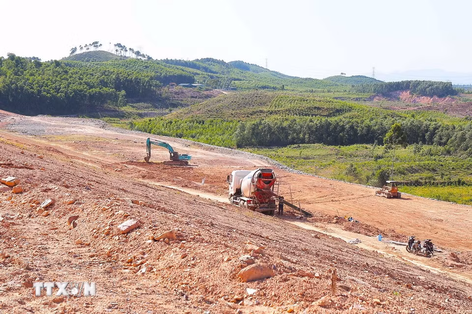 Dù thời tiết nắng nóng nhưng trên công trường Dự án nâng cấp, sửa chữa hồ Kẻ Gỗ các phương tiện, máy móc vẫn hoạt động bình thường. (Ảnh: Hữu Quyết/TTXVN)