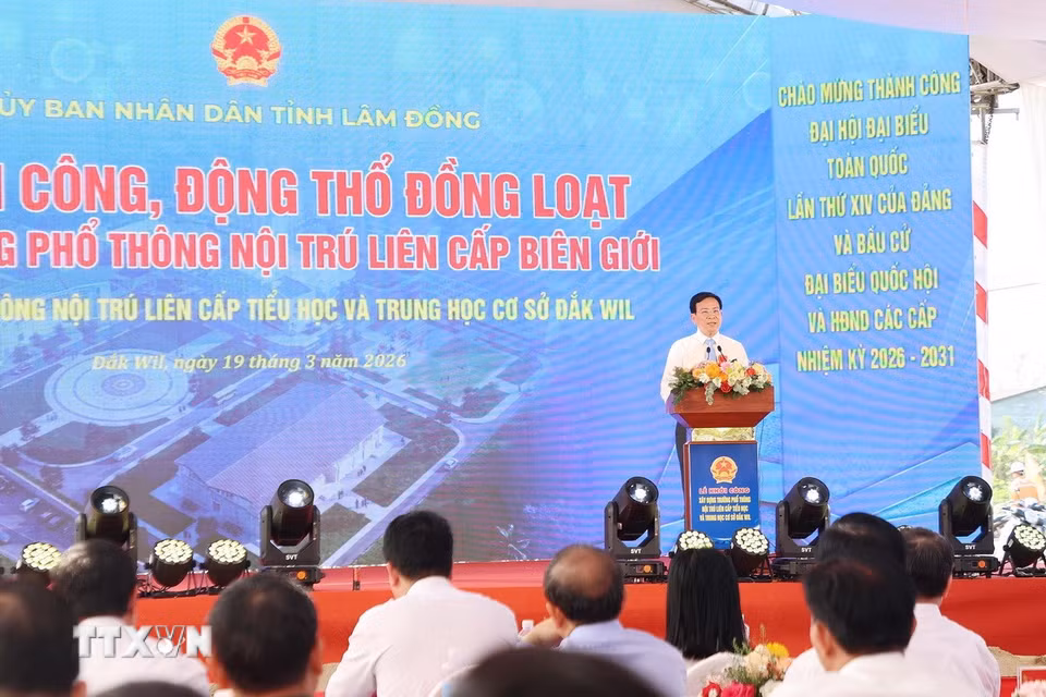 Ông Hồ Văn Mười, Chủ tịch Ủy ban Nhân dân tỉnh Lâm Đồng, phát biểu tại lễ khởi công dự án Trường phổ thông nội trú liên cấp Tiểu học và Trung học Cơ sở Đắk Wil. (Ảnh: Hưng Thịnh/TTXVN)