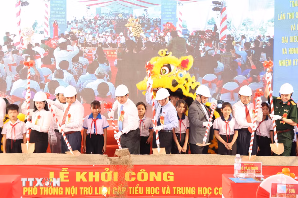 Các đại biểu thực hiện nghi thức khởi công Trường phổ thông nội trú liên cấp Tiểu học và Trung học Cơ sở Đắk Wil, tỉnh Lâm Đồng. (Ảnh Hưng Thịnh/TTXVN)