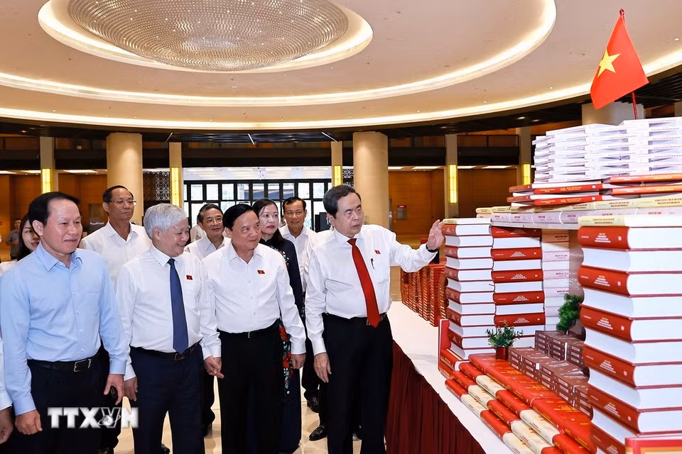 Chủ tịch Quốc hội Trần Thanh Mẫn và đại biểu xem trưng bày về hoạt động giám sát tại Diễn đàn. (Ảnh: Doãn Tấn/TTXVN)