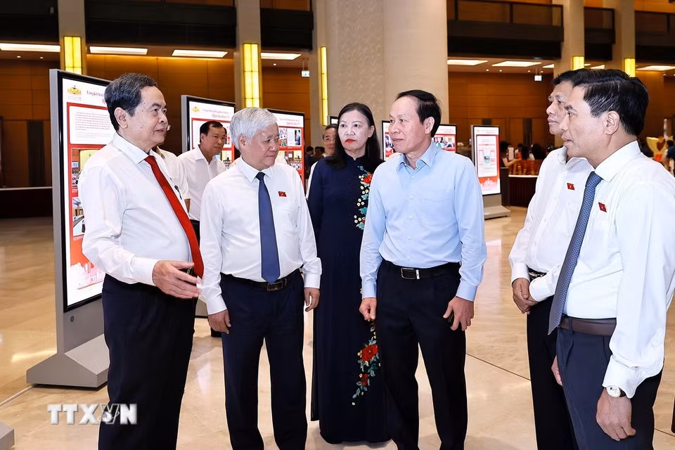 Chủ tịch Quốc hội Trần Thanh Mẫn với đại biểu dự Diễn đàn của Quốc hội về hoạt động giám sát. (Ảnh: Doãn Tấn/TTXVN)