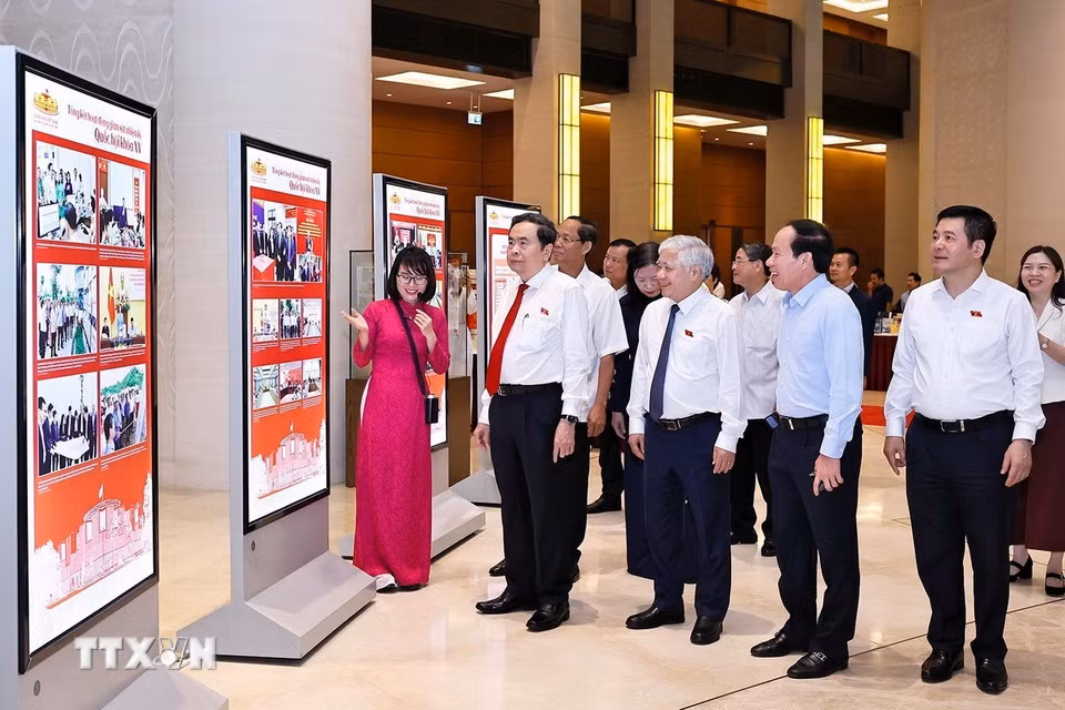 Chủ tịch Quốc hội Trần Thanh Mẫn và đại biểu xem trưng bày về hoạt động giám sát tại Diễn đàn. (Ảnh: Doãn Tấn/TTXVN)