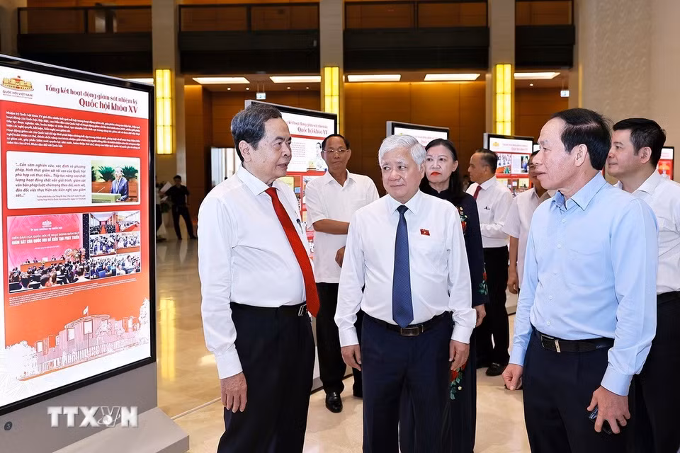 Chủ tịch Quốc hội Trần Thanh Mẫn với đại biểu dự Diễn đàn của Quốc hội về hoạt động giám sát. (Ảnh: Doãn Tấn/TTXVN)