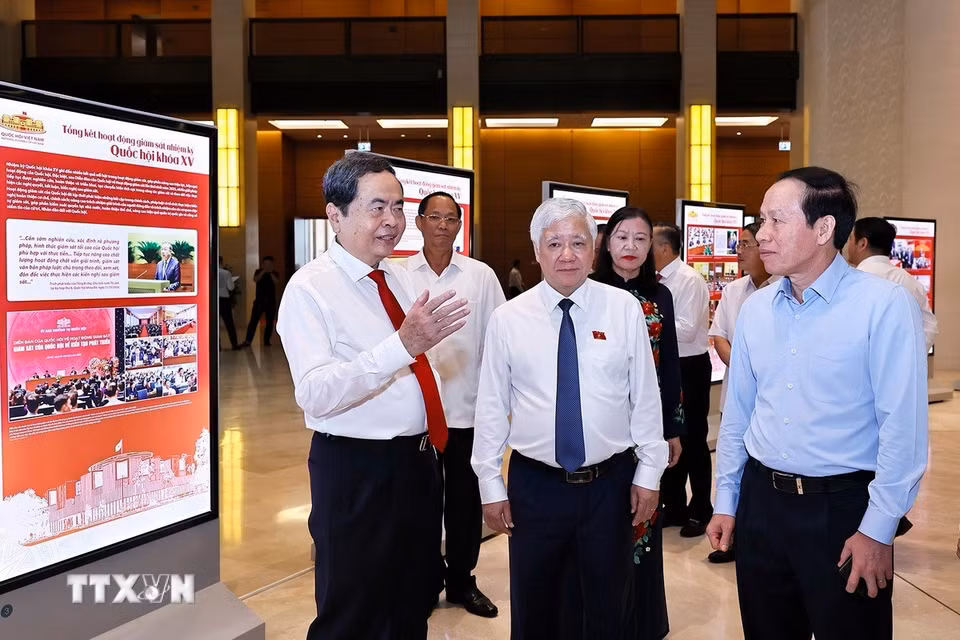 Chủ tịch Quốc hội Trần Thanh Mẫn với đại biểu dự Diễn đàn của Quốc hội về hoạt động giám sát. (Ảnh: Doãn Tấn/TTXVN)