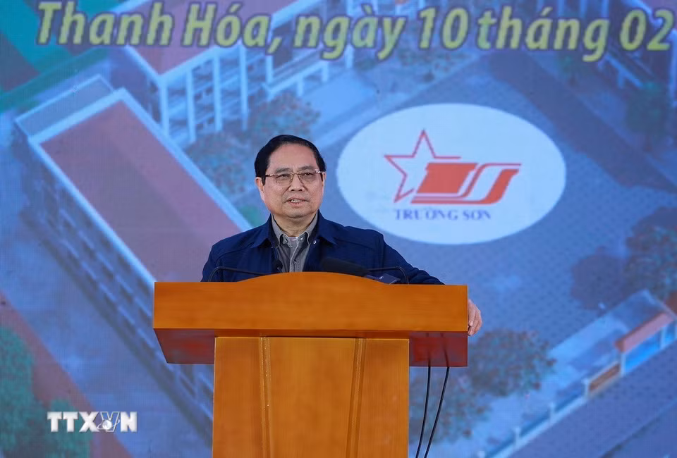 Thủ tướng Phạm Minh Chính phát biểu tại Lễ khởi công dự án Trường tiểu học Cẩm Thạch, Thanh Hóa. (Ảnh: Dương Giang/TTXVN)