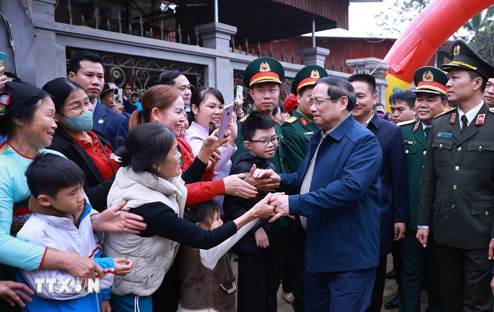 Thủ tướng Phạm Minh Chính với nhân dân xã Cẩm Thạch, Thanh Hóa. (Ảnh: Dương Giang/TTXVN)