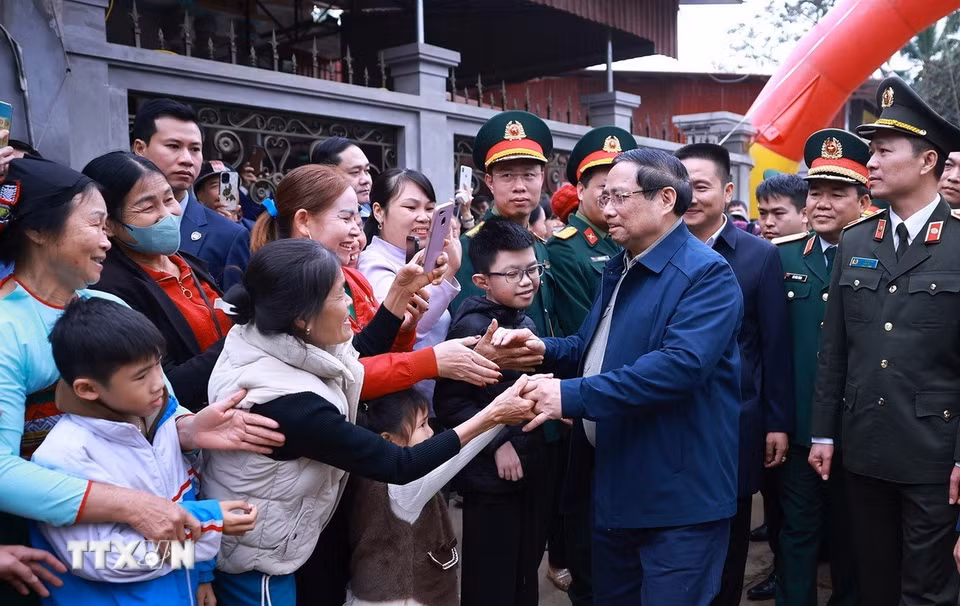 Thủ tướng Phạm Minh Chính với nhân dân xã Cẩm Thạch, Thanh Hóa. (Ảnh: Dương Giang/TTXVN)