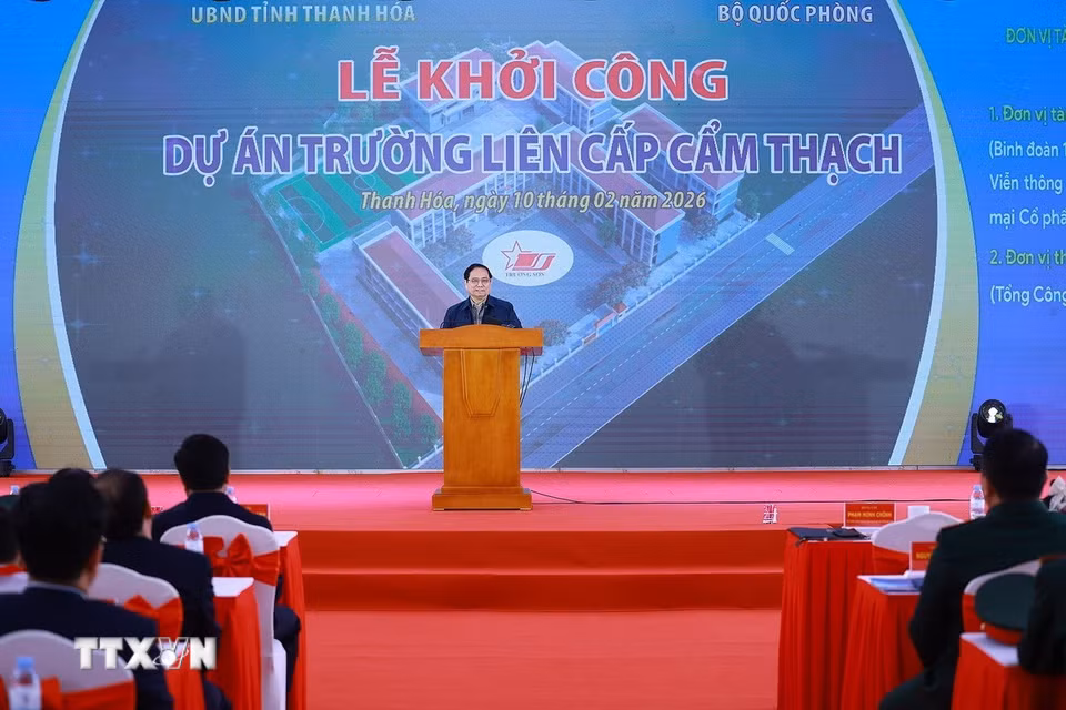 Thủ tướng Phạm Minh Chính phát biểu tại Lễ khởi công dự án Trường tiểu học Cẩm Thạch, Thanh Hóa. (Ảnh: Dương Giang/TTXVN)