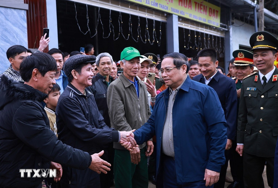 Thủ tướng Phạm Minh Chính với nhân dân xã Cẩm Thạch, Thanh Hóa. (Ảnh: Dương Giang/TTXVN)