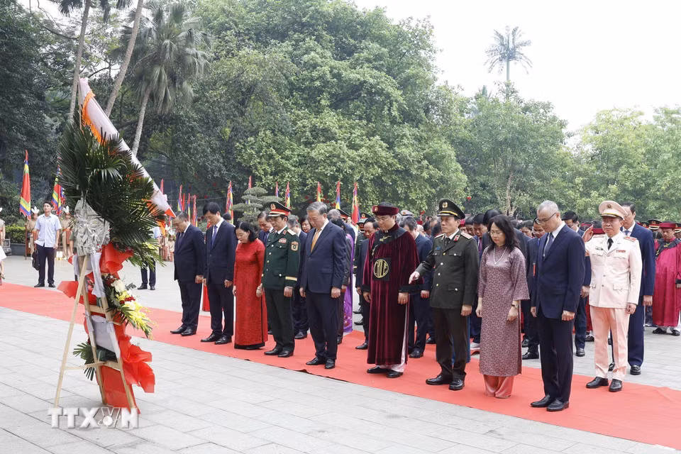 Tổng Bí thư, Chủ tịch nước Tô Lâm và các đại biểu dâng hoa tại Bức phù điêu "Bác Hồ nói chuyện với cán bộ, chiến sỹ Đại đoàn quân Tiên Phong." (Ảnh: Thống Nhất/TTXVN)