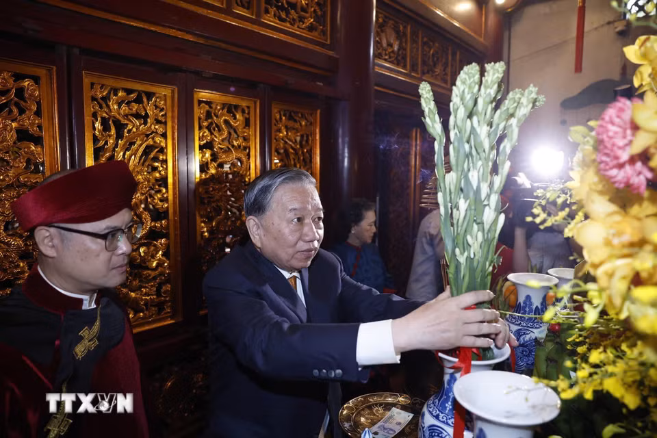 Tổng Bí thư, Chủ tịch nước Tô Lâm dâng hương, dâng hoa tại Đền Thượng. (Ảnh: Thống Nhất/TTXVN)