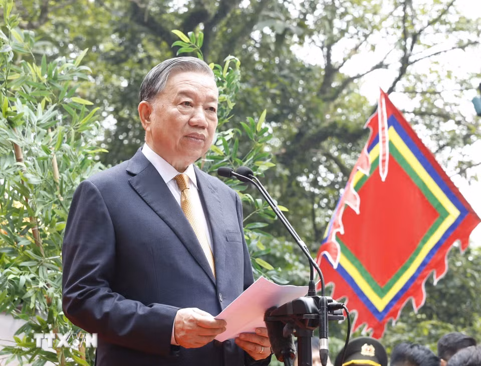 Tổng Bí thư, Chủ tịch nước Tô Lâm nói chuyện với các tầng lớp nhân dân tại Khu di tích lịch sử Quốc gia Đặc biệt Đền Hùng. (Ảnh: Thống Nhất/TTXVN)