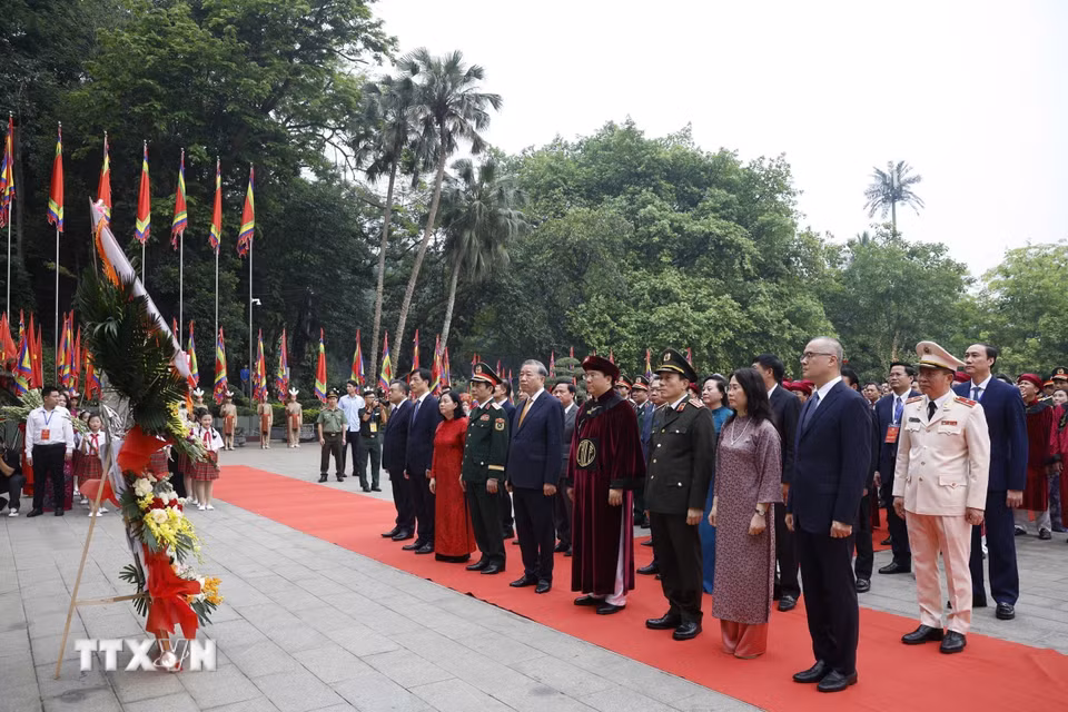 Tổng Bí thư, Chủ tịch nước Tô Lâm và các đại biểu dâng hoa tại Bức phù điêu "Bác Hồ nói chuyện với cán bộ, chiến sỹ Đại đoàn quân Tiên Phong." (Ảnh: Thống Nhất/TTXVN)