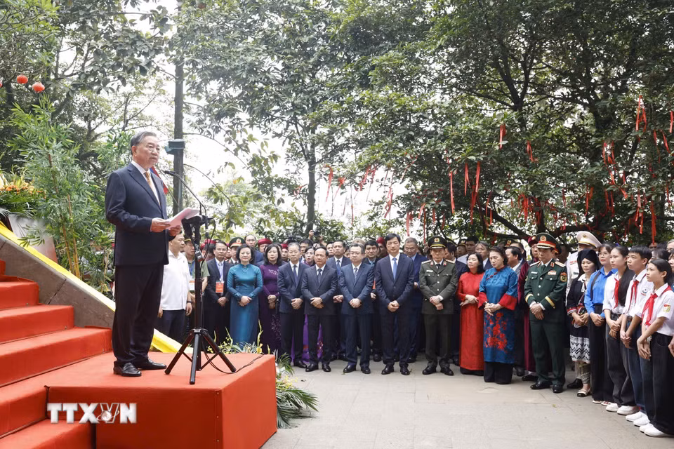 Tổng Bí thư, Chủ tịch nước Tô Lâm nói chuyện với các tầng lớp nhân dân tại Khu di tích lịch sử Quốc gia Đặc biệt Đền Hùng. (Ảnh: Thống Nhất/TTXVN)