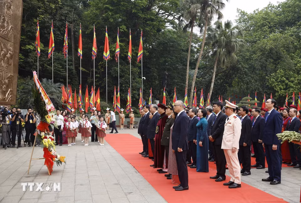 Tổng Bí thư, Chủ tịch nước Tô Lâm và các đại biểu dâng hoa tại Bức phù điêu "Bác Hồ nói chuyện với cán bộ, chiến sỹ Đại đoàn quân Tiên Phong." (Ảnh: Thống Nhất/TTXVN)