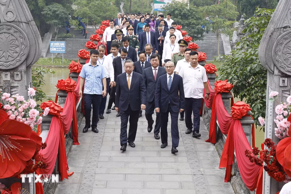 Tổng Bí thư, Chủ tịch nước Tô Lâm và các đại biểu đến dâng hương tại Đền Quốc Tổ Lạc Long Quân. (Ảnh: Thống Nhất/TTXVN)