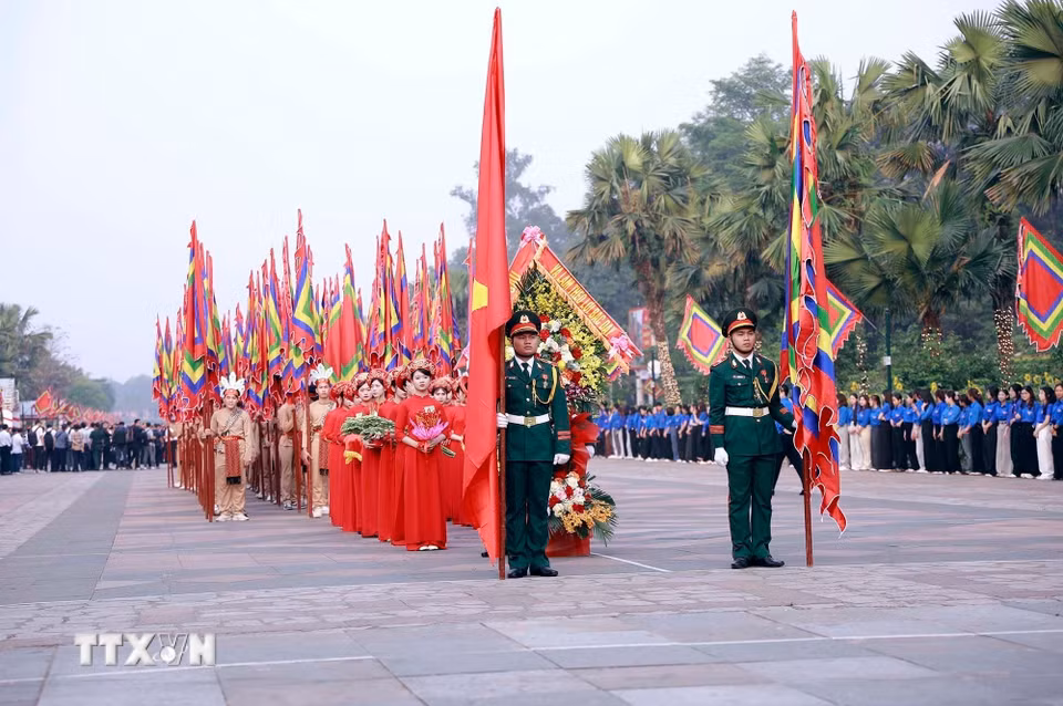 Đoàn nghi lễ khởi hành lên núi Nghĩa Lĩnh, nơi thờ tự các Vua Hùng. (Ảnh: Hoàng Hùng/TTXVN)